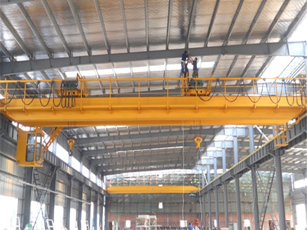 请详细描述QD型电动桥式起重机的吊装过程